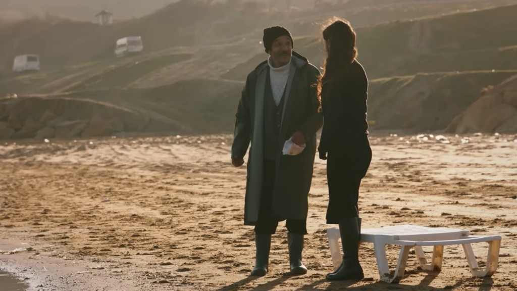 Yunus spotyka Zeynep na plaży.