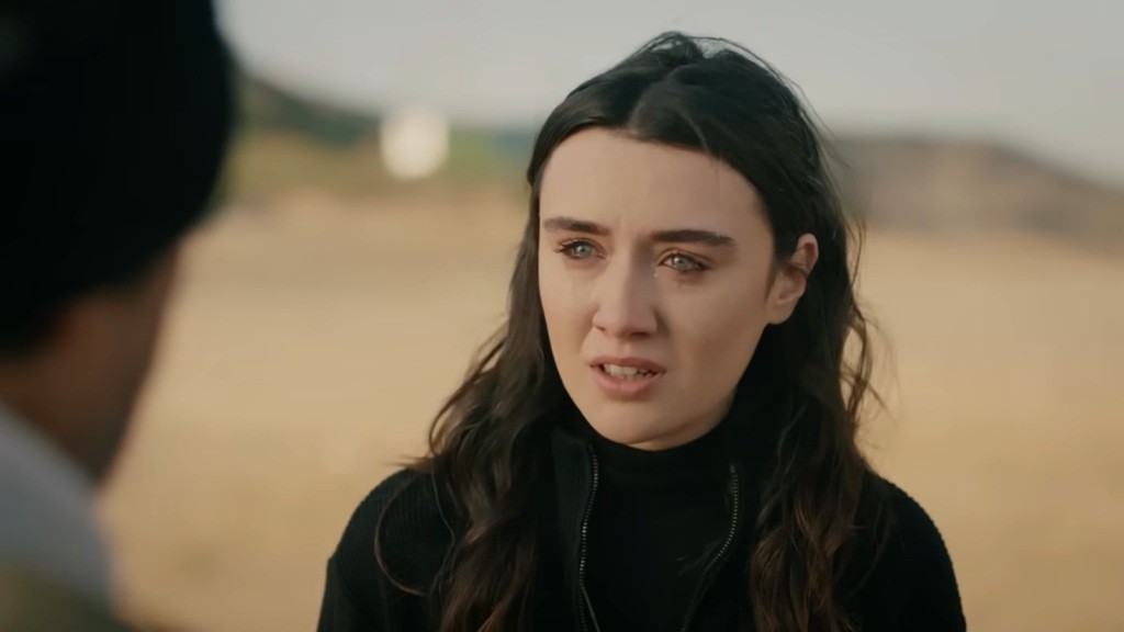 Zapłakana Zeynep patrzy z nadzieją na Yunusa.