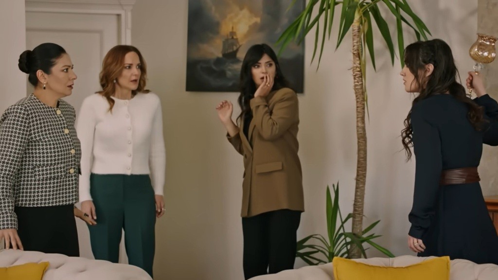 Zeynep unosi wazon. Tulay, Songul i Gozde patrzą na nią z przerażeniem.