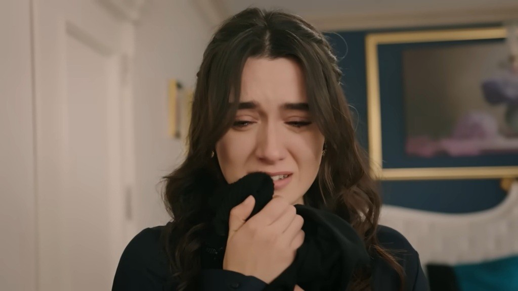 Zeynep przytula do piersi sweter Halila.