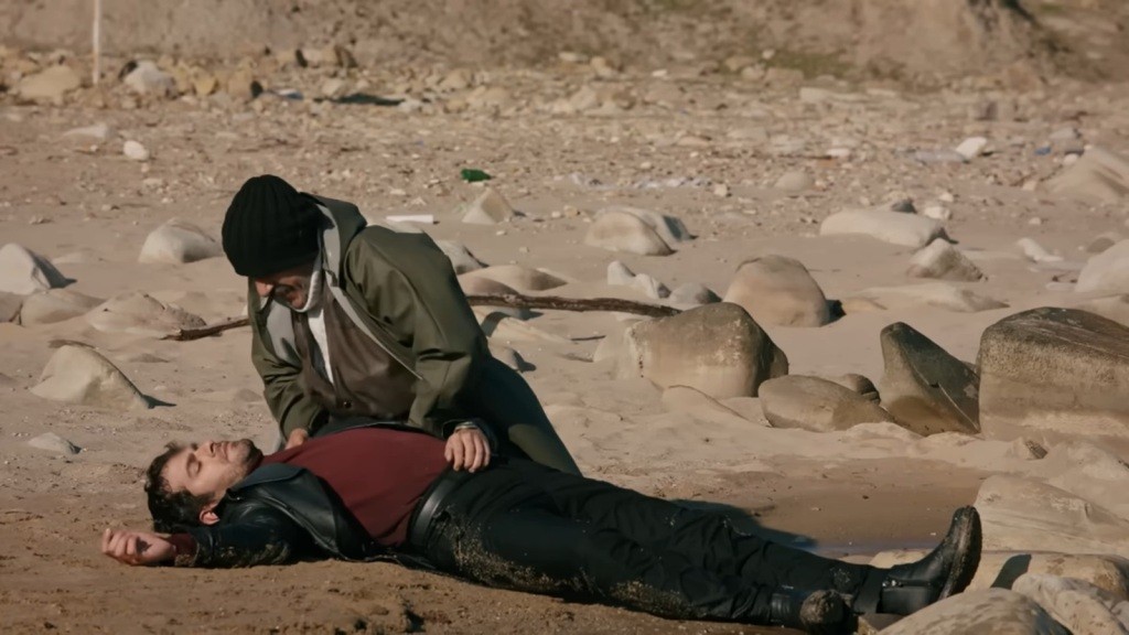 Yunus znajduje Halila na plaży.