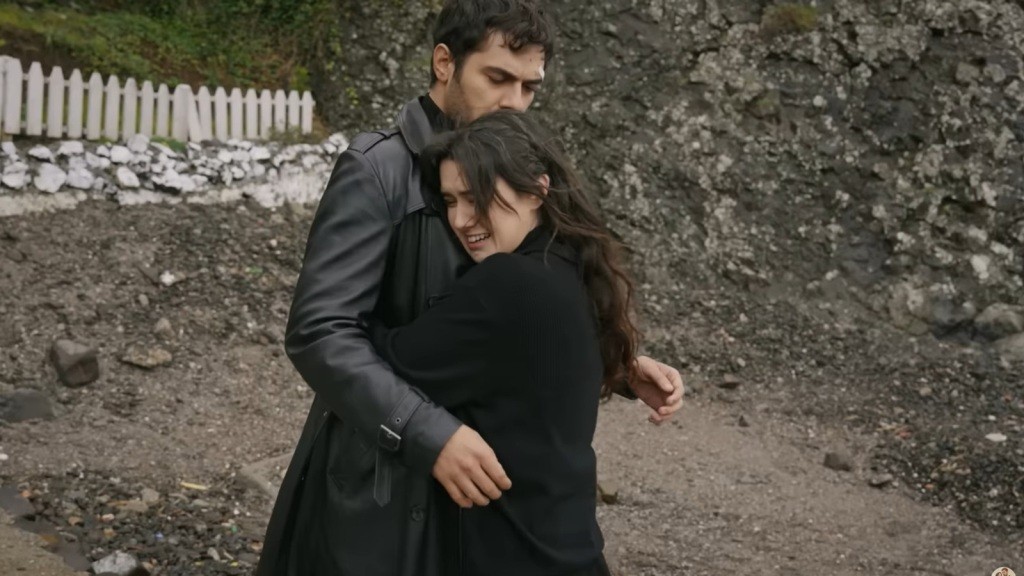 Zeynep przytula się do zaskoczonego Halila.