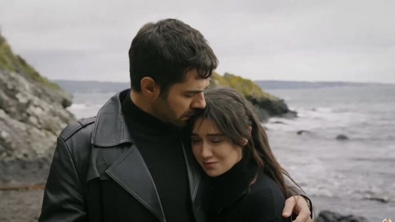 Halil obejmuje Zeynep. Za nimi widać spienione morze.