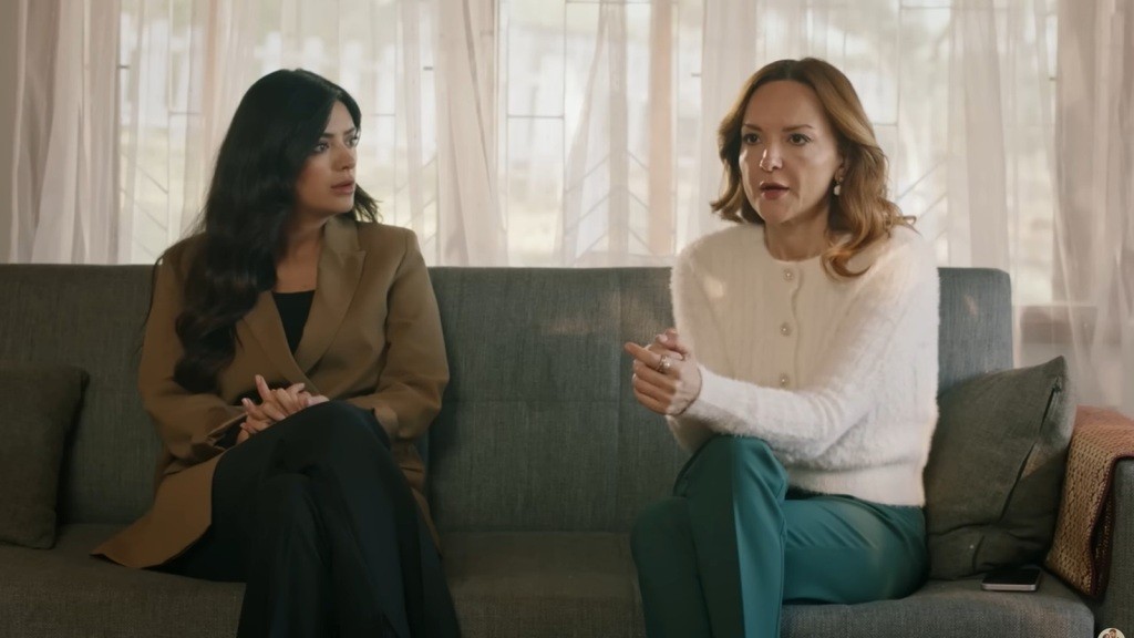 Gozde i Songul siedzą na kanapie.