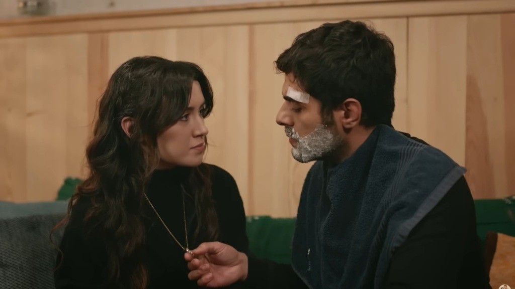 Halil zauważa obrączkę zawieszoną na szyi Zeynep.