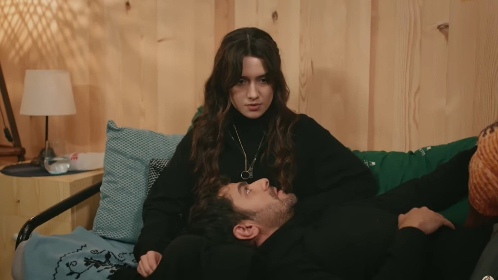 Halil kładzie głowę na nogach Zeynep.