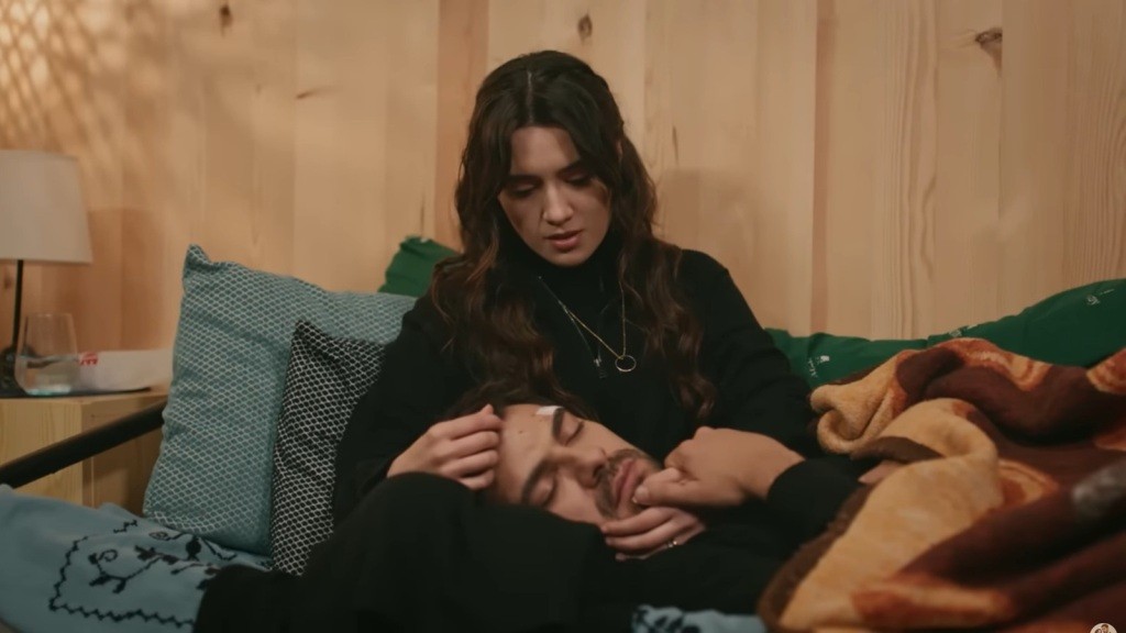 Halil zasnął z głową na nogach Zeynep.