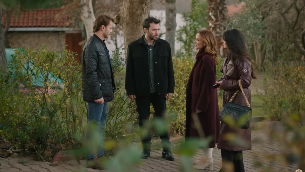 Cemil i Hakan nie pozwalają Gozde i Songul opuścić terenu rezydencji.