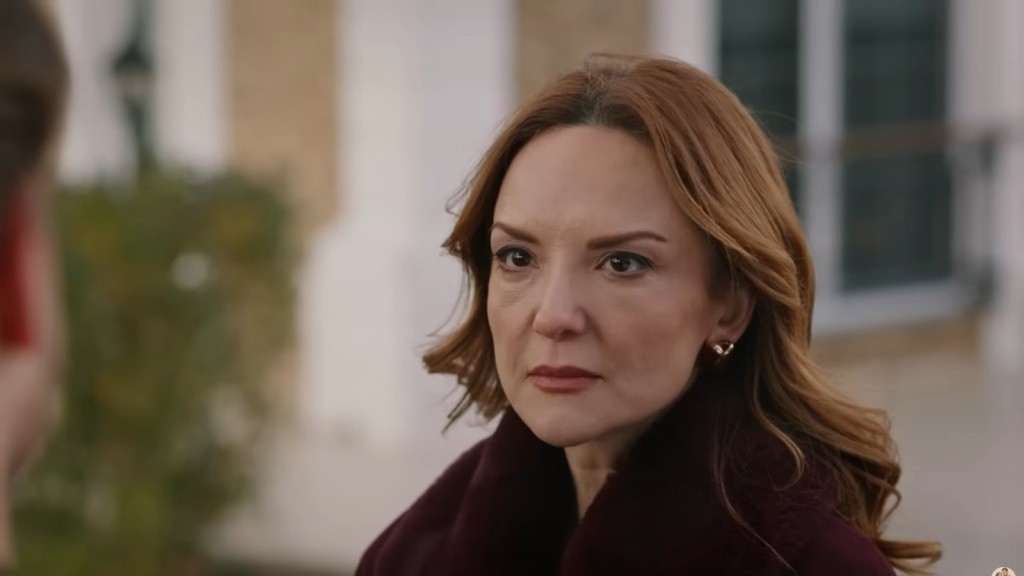 Songul patrzy gniewnie na Cemila.