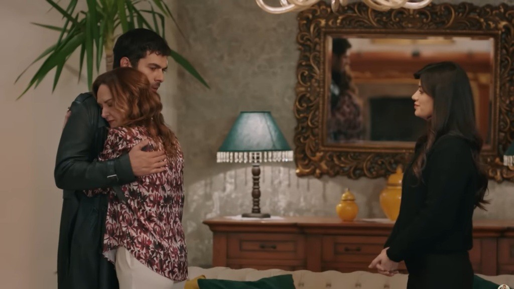 Songul przytula się do Halila. Obok stoi Gozde.