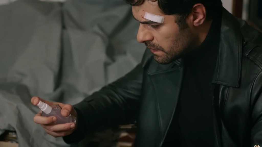 Halil znajduje flakon perfum stworzonych przez Zeynep.