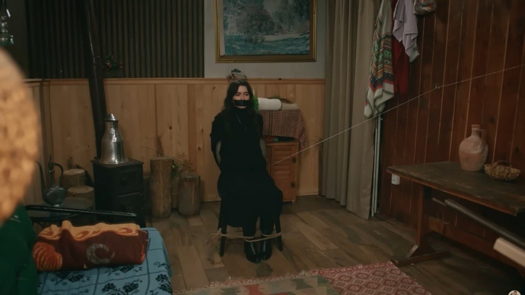 Zeynep jest zakneblowana i przywiązana do krzesła.