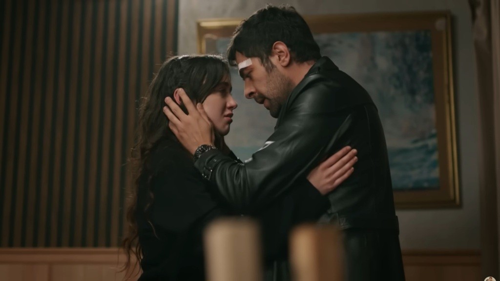 Halil i Zeynep stoją naprzeciwko siebie i obejmują się.