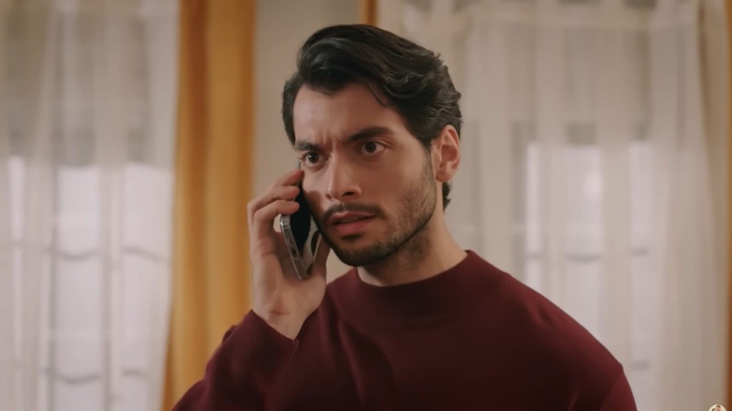 Eren rozmawia przez telefon. Jego twarz wyraża napięcie.