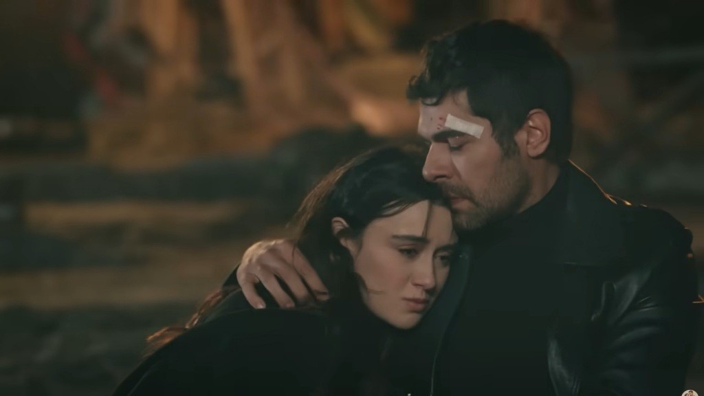 Halil obejmuje Zeynep.