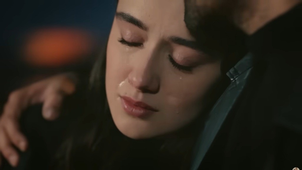 Zeynep zamyka oczy, wtulając głowę w ramię Halila. Po jej policzkach spłynęły łzy wzruszenia, pozostawiając mokre ślady na skórze.