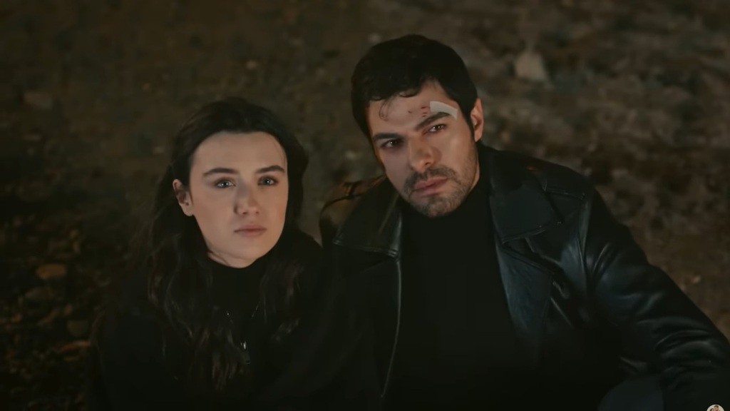 Zeynep i Halil patrzą w nocne niebo.