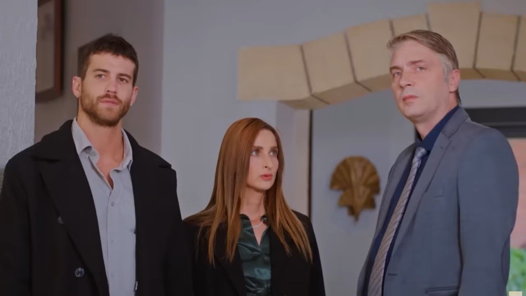 Ilkay patrzy na Tahira. Obok kobiety stoi Cihan.