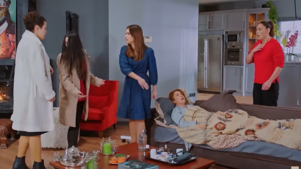 Sila policzkuje Bahar. Na kanapie leży Hulya, a obok stoją Cavidan i Yildiz.