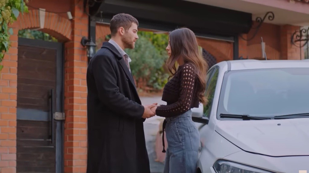 Cihan stoi naprzeciwko Zeynep i trzyma ją za ręce.