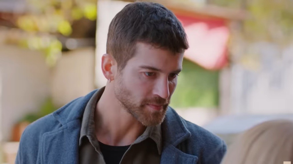 Cihan patrzy mocnym wzrokiem na siostrę.