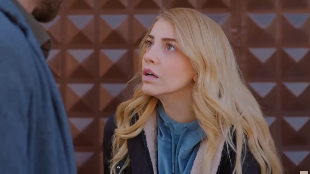 Seda patrzy z niedowierzaniem na brata.