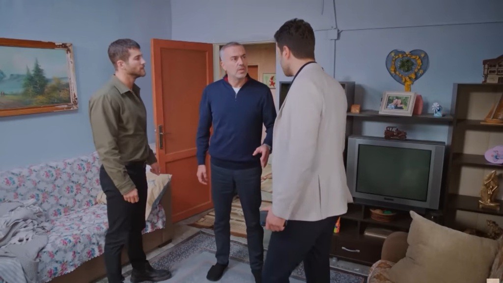 Cihan, Bulent i Ege w domu Gonul.