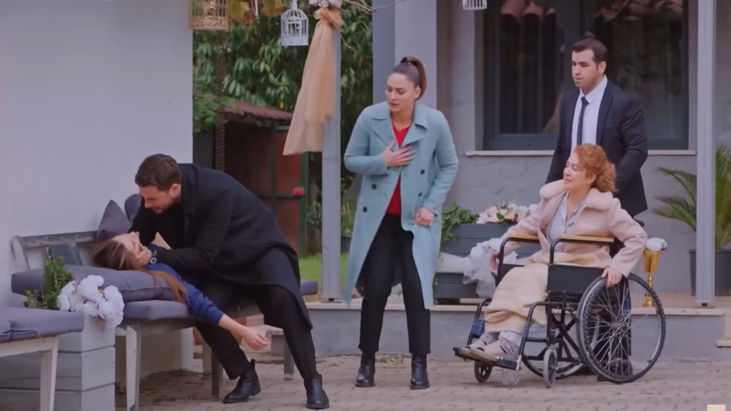 Scena przed domem letniskowym. Kuzey pochyla się nad nieprzytomną Silą. Yildiz, Hulya i Husnu patrzą na nich w napięciu.