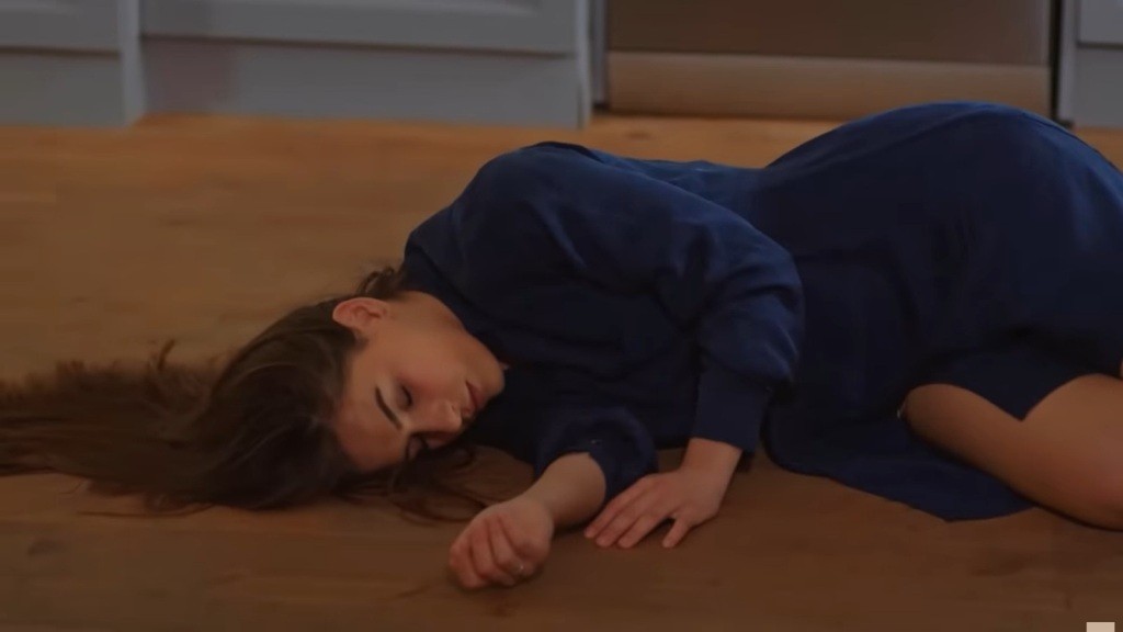 Sila leży nieprzytomna na podłodze.