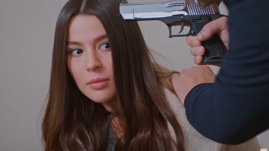 Tahir grozi Zeynep pistoletem.