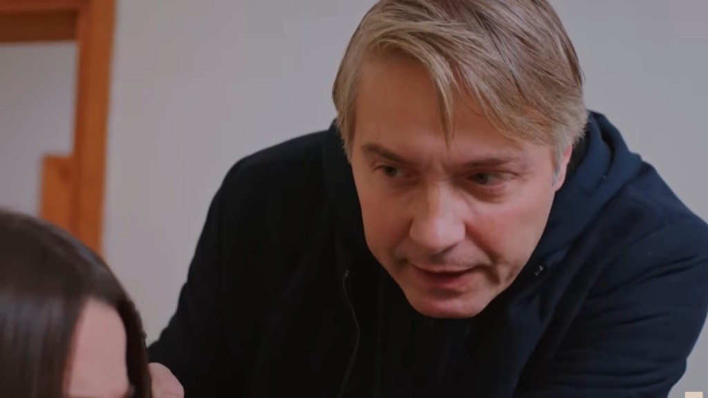 Tahir pochyla się nad Zeynep.