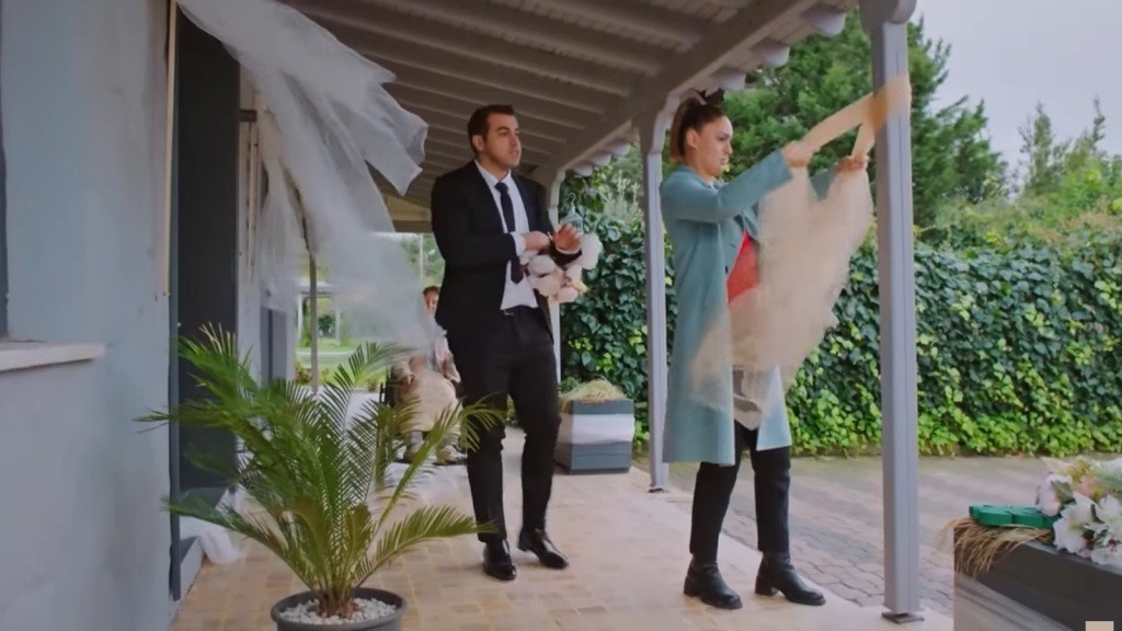 Yildiz i Husnu przystrajają werandę przed domem letniskowym.