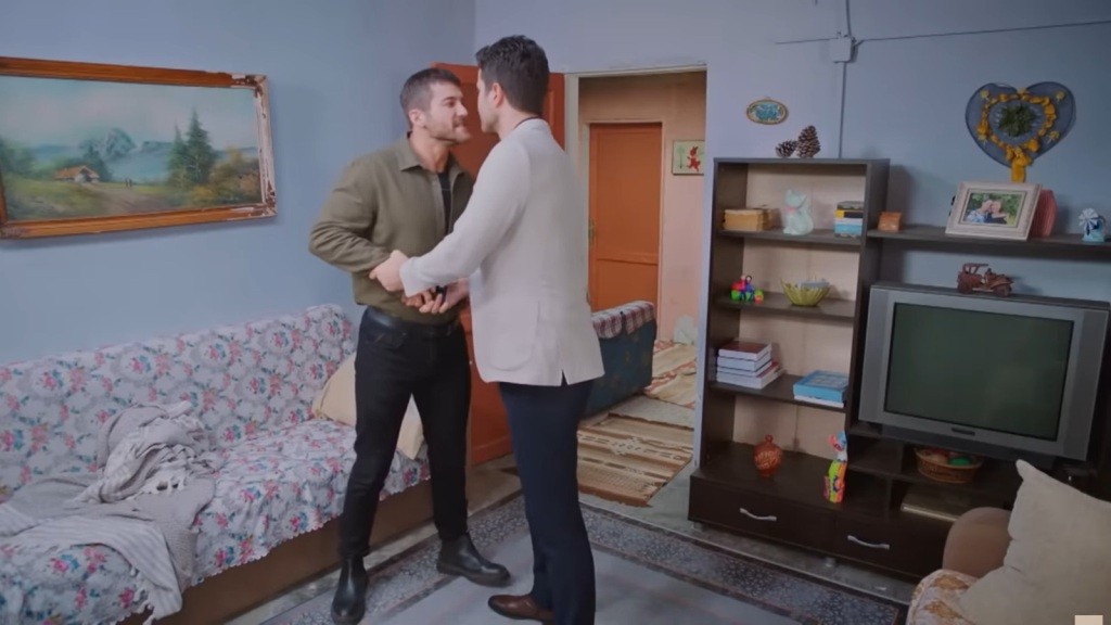 Ege próbuje zabrać Cihanowi telefon.