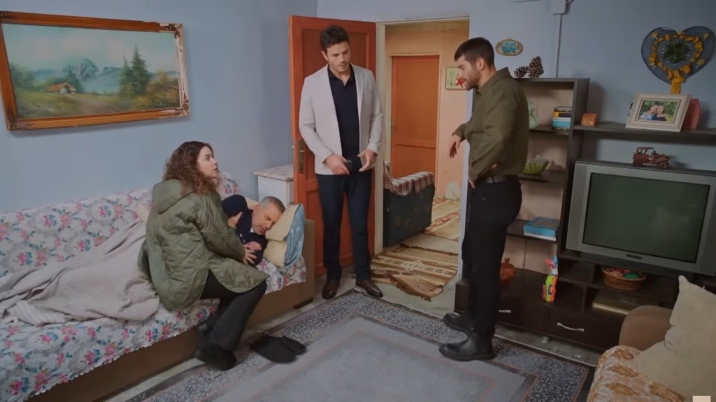 Melis siedzi na wersalce obok chorego ojca i patrzy na Cihana. Przy drzwiach stoi Ege.