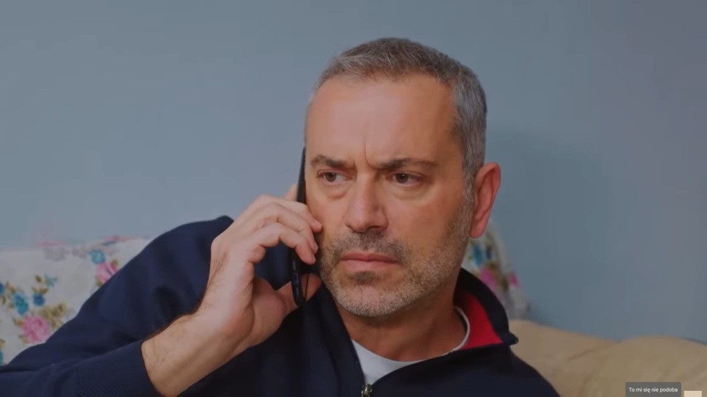 Bulent rozmawia przez telefon.