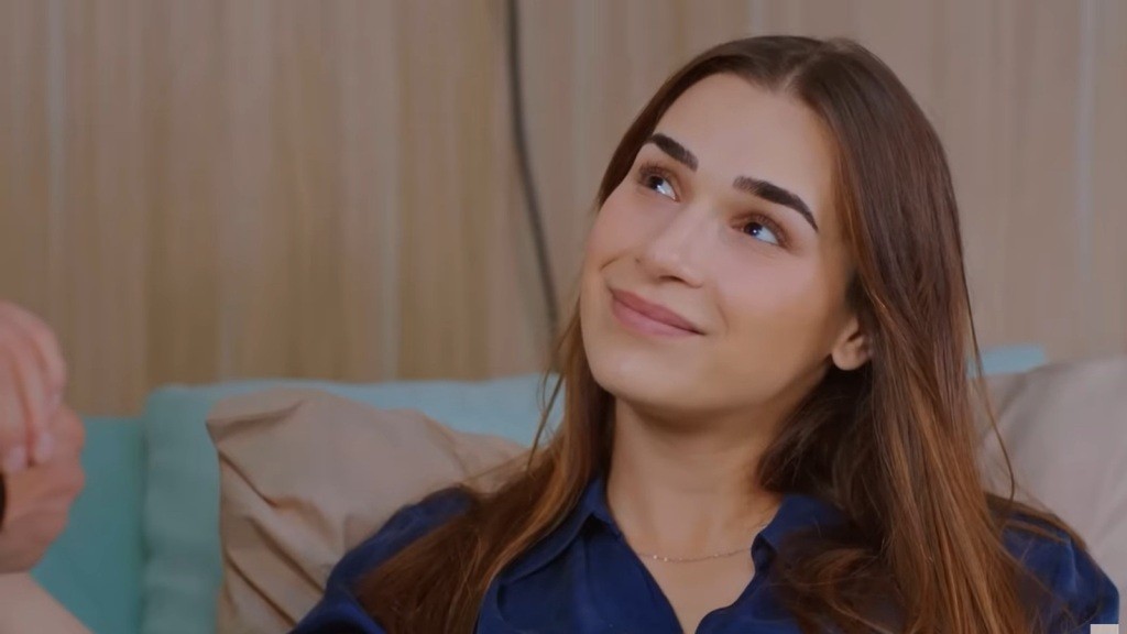 Silu uśmiecha się, patrząc na odwiedzającego ją Kuzeya.