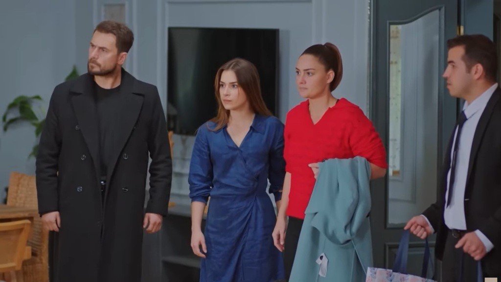 Kuzey, Sila i Yildiz patrzą przed siebie w napięciu.