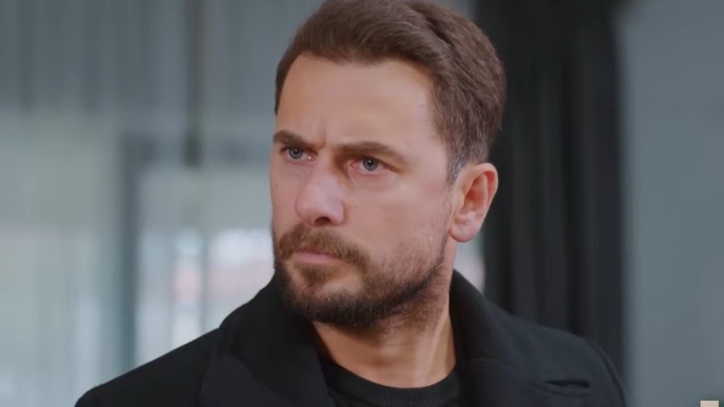 Kuzey marszczy czoło, wyraźnie zdenerwowany.