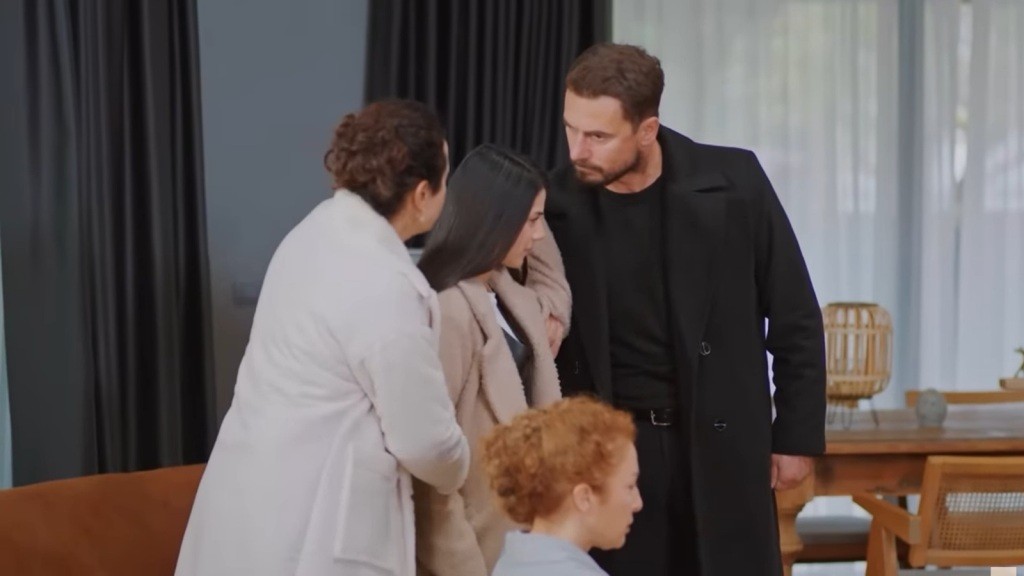 Kuzey trzyma Bahar za ramię i wbija w nią gniewne spojrzenie.