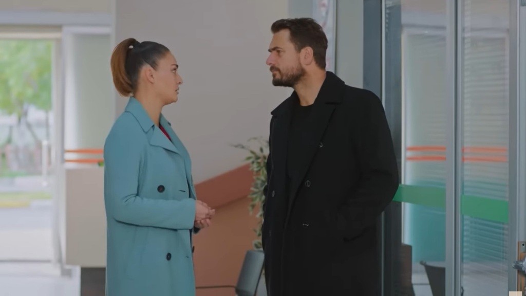 Yildiz i Kuzey rozmawiają na szpitalnym korytarzu.