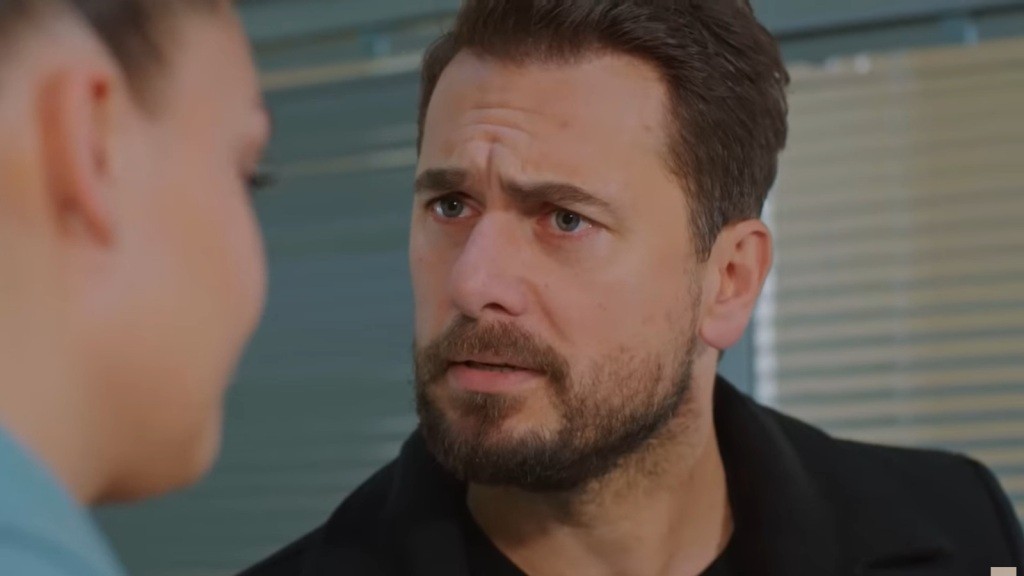 Kuzey patrzy w twarz Yildiz. Na jego twarzy maluje się poruszenie.