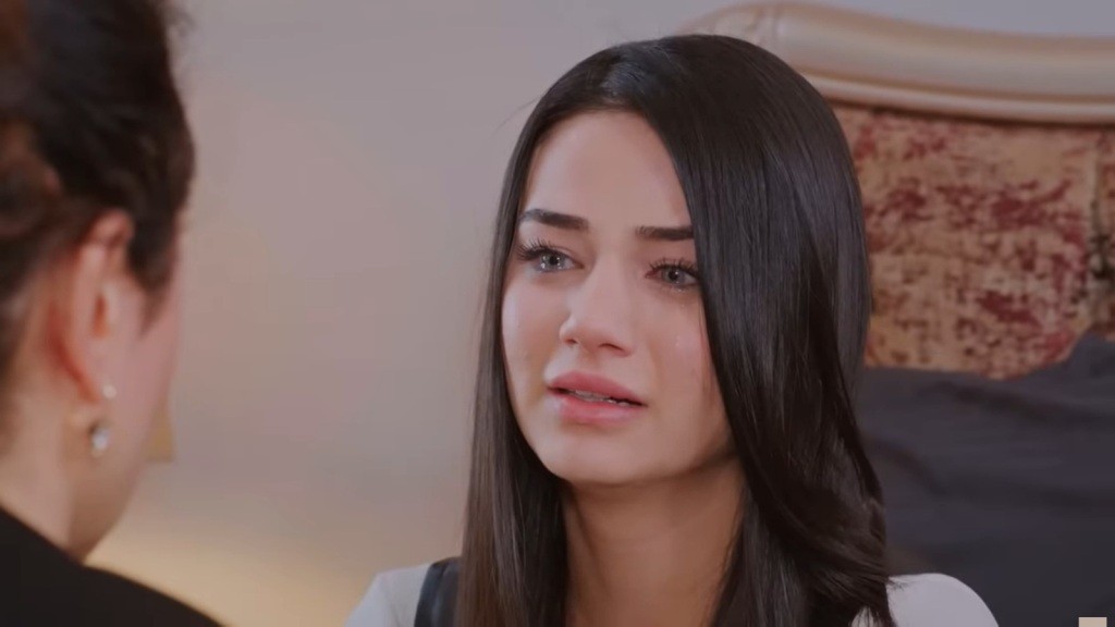 Oczy Bahar pełne są łez, gdy siedzi naprzeciwko matki.