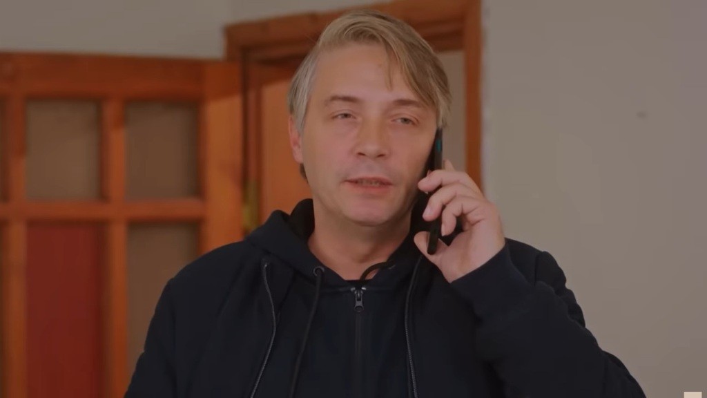 Tahir rozmawia przez telefon.