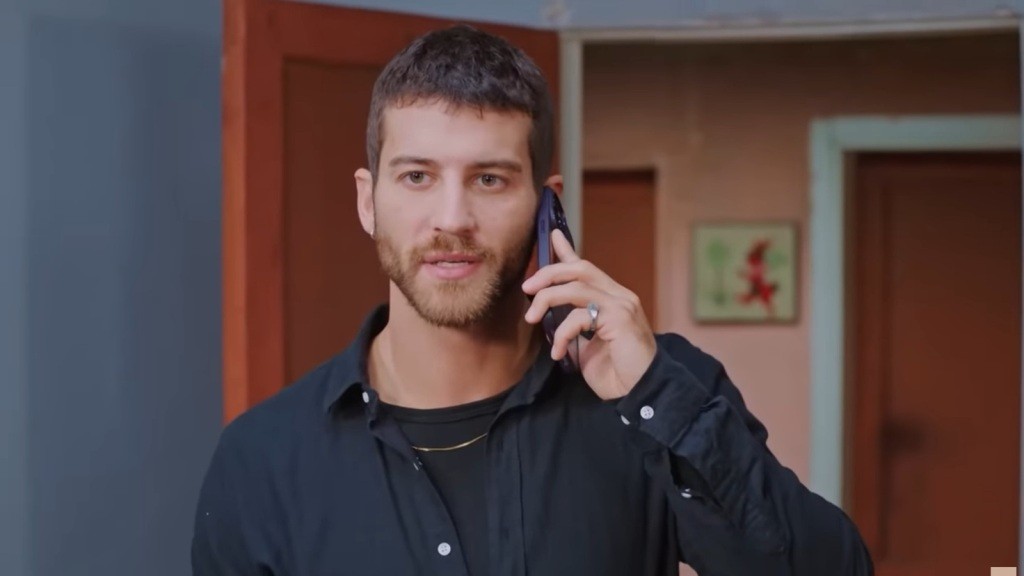 Cihan rozmawia przez telefon w domu Gonul.