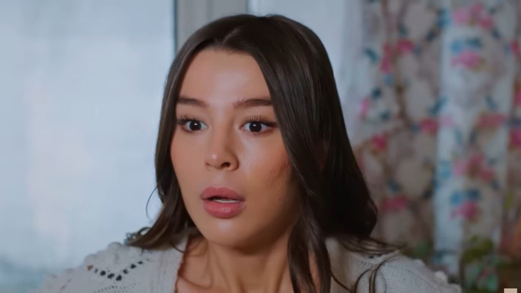 Zeynep jest zdruzgotana, słysząc rozmawiającego przez telefon Cihana.