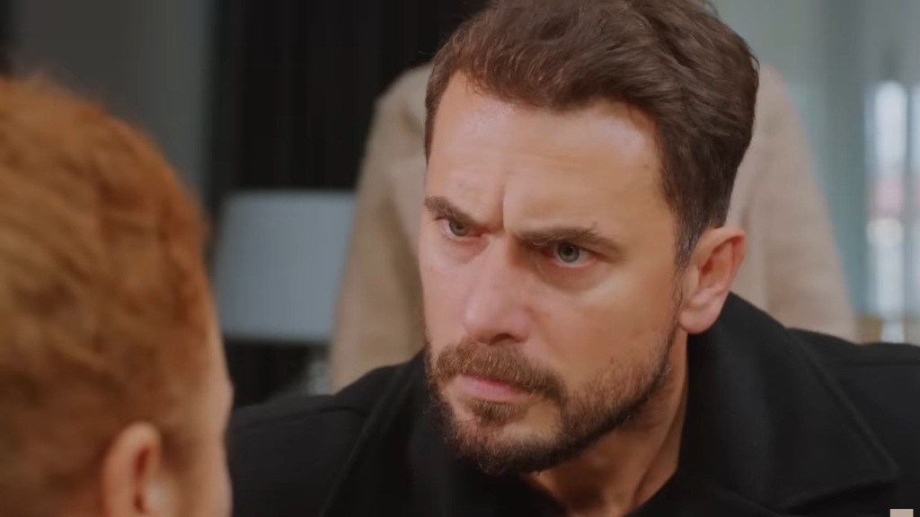 Kuzey marszczy brwi, patrząc w twarz Hulyi.