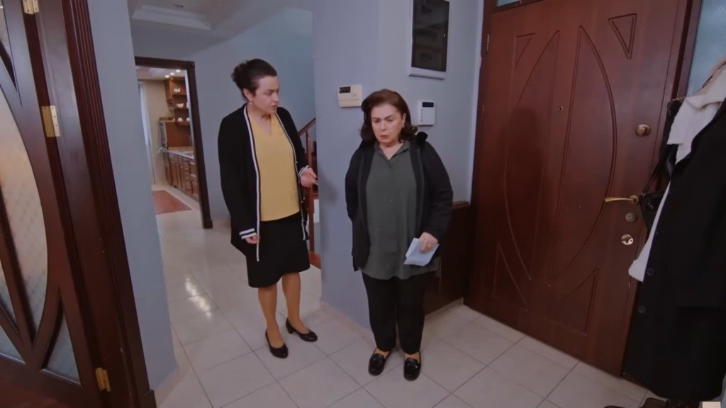 Naciye trzyma w ręku kopertę z anonimową wiadomością. Obok niej stoi Cavidan.