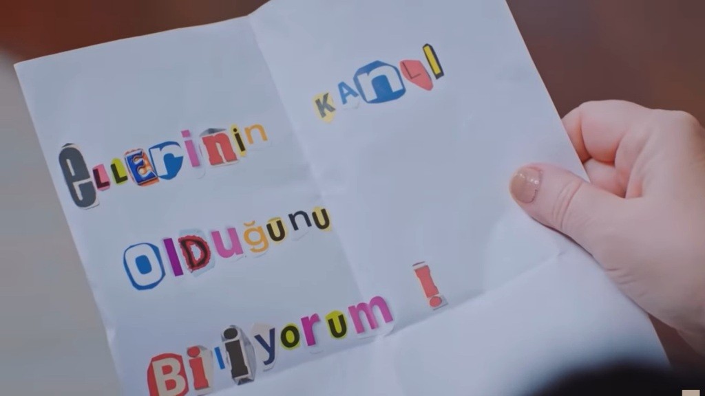 Wiadomość z groźbą w rękach Naciye.