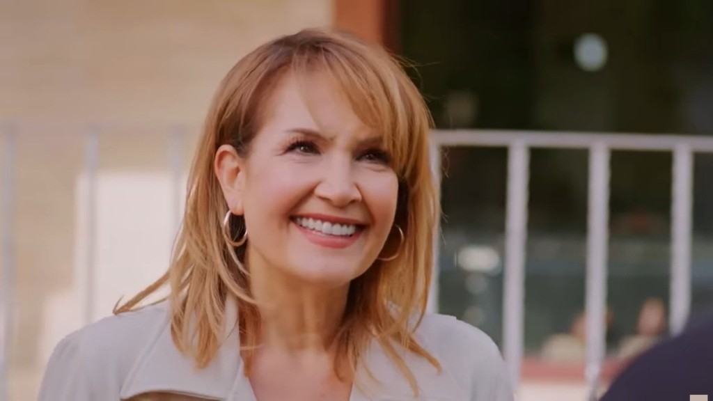 Feraye uśmiecha się promiennie.