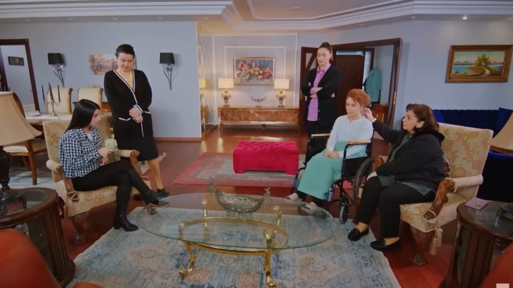 Scena w salonie. Bahar siedzi w fotelu, trzymając w ręku kubek z kawą. Naprzeciwko siedzi Naciye, a obok niej Hulya w wózku inwalidzkim. Cavidan i Yildiz stoją.